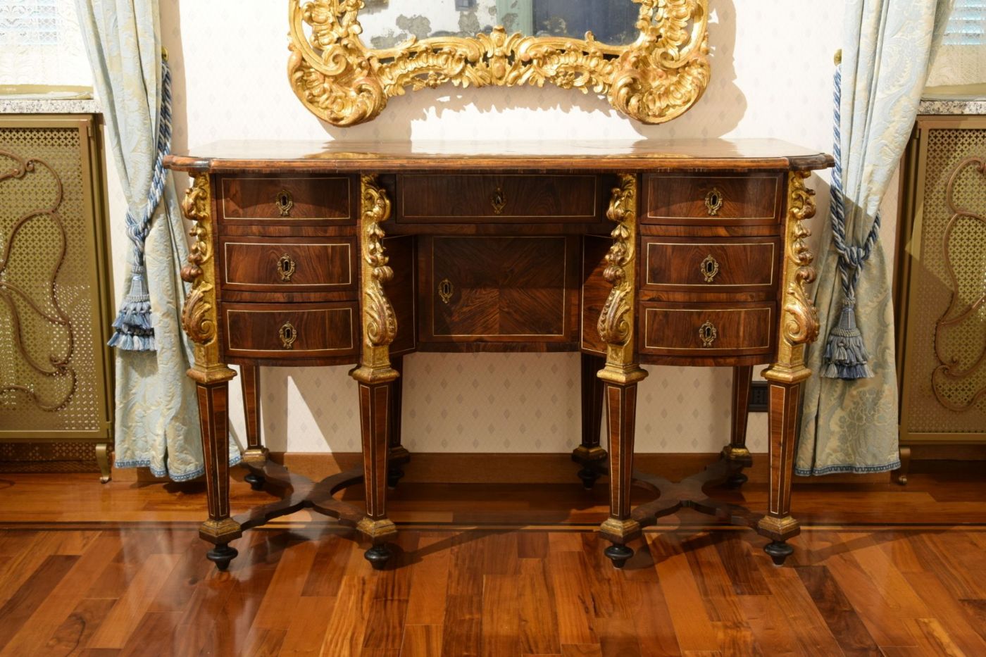 Bureau Mazarin marqueté en bois précieux, époque baroque, XVIIIe siècle